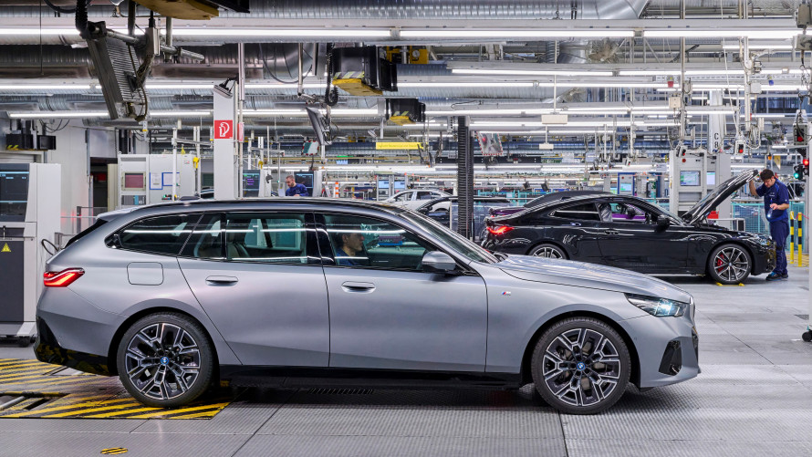 Nové BMW radu 5 Touring oslavuje dnes spustenie výroby - teraz aj plne elektrické